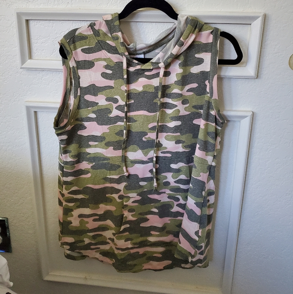 NWT LULAROE TOP CAMO SIZE LARGE